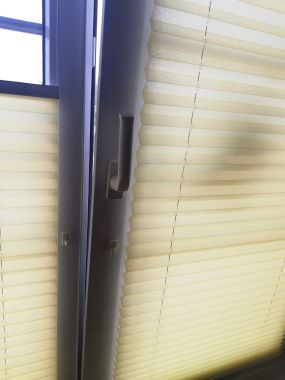 Látkové plisé žaluzie: Elegantní a flexibilní řešení pro vaše okna